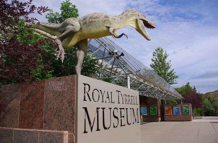 entrance, sign and dinosaur statue at The Royal Tyrrell Museum