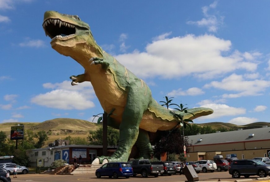 world's largest dinosaur in parking lot in Drumheller Alberta
